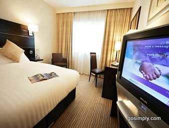 Heathrow Ramada Hotel guest room
