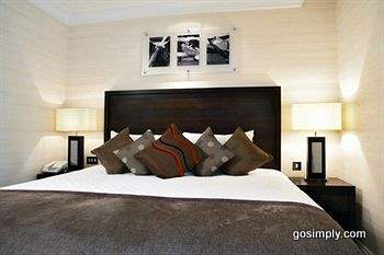 Heathrow Thistle Hotel guest room