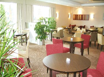 Days Inn Luton Airport dining area