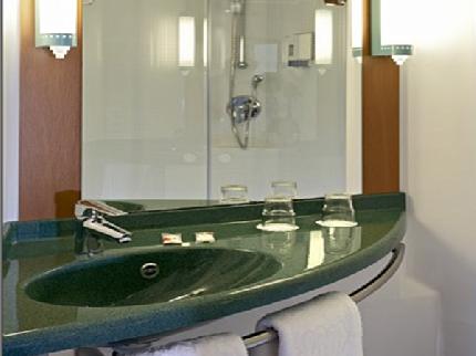 Ibis Hotel Stevenage bathroom