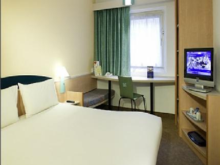 Double bedroom at the Ibis Hotel Stevenage