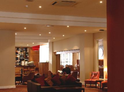 Luton Airport Menzies Strathmore Hotel communal area