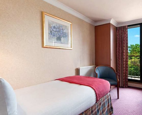 Single bedroom at the Birmingham Airport Hilton Metropole Hotel