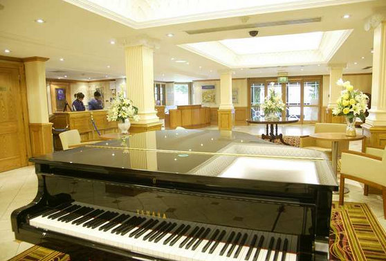 East Midlands Airport Hilton lobby and reception area