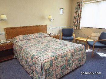 Gatwick Worth Hotel guest room