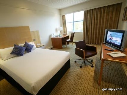 Gatwick Ramada Plaza guest room