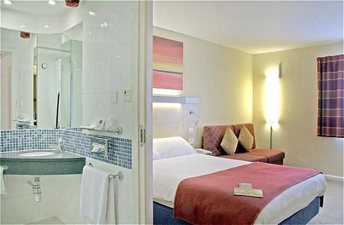 Cardiff Airport Express by Holiday Inn double bedroom