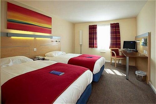 Express by Holiday Inn Cardiff Airport twin bedroom