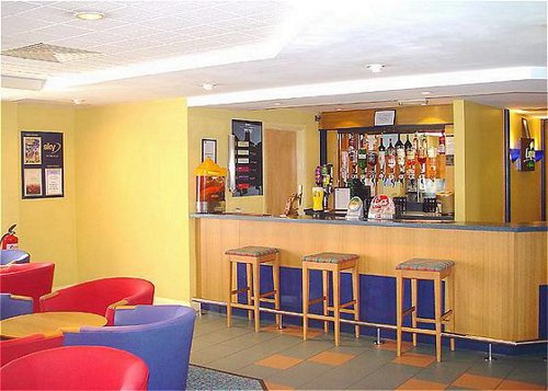 Bar and lounge at the Holiday Inn Express Castle Bromwich for Birmingham Airport