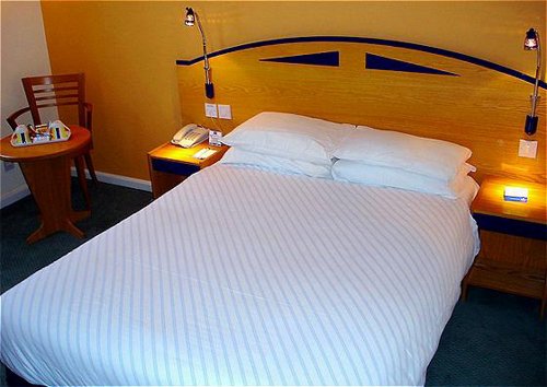 Holiday Inn Express Castle Bromwich for Birmingham Airport double bedroom