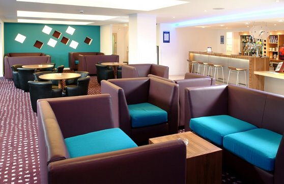 Hotel bar and lounge at the Holiday Inn Express Hemel Hempstead