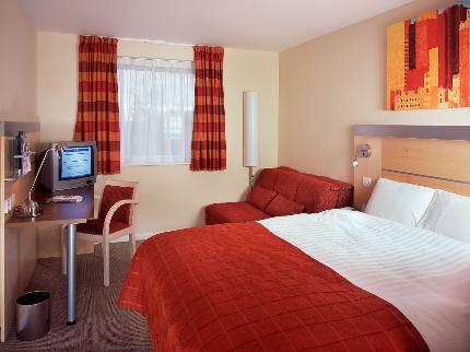 Luton Airport Hemel Holiday Inn Express guest bedroom