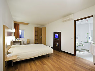 Bedroom at the Birmingham Airport Ibis Hotel