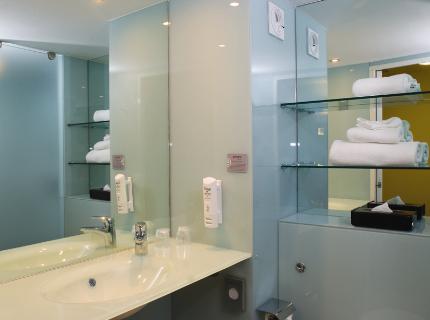 Doncaster Airport Ramada Encore Hotel bathroom