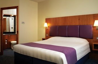 Birmingham Airport Premier Travel Inn NEC bedroom