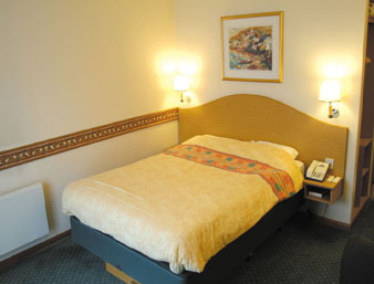 Days Inn Bristol Airport bedroom