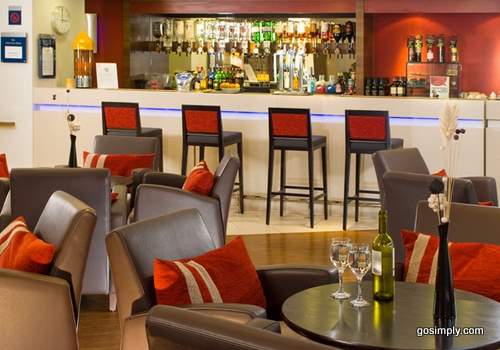 Glasgow Airport Holiday Inn Express bar and lounge