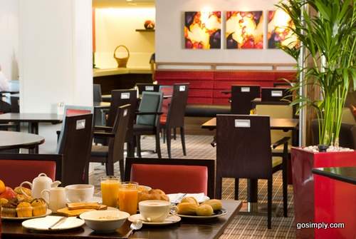 Holiday Inn Express Glasgow Airport hotel restaurant