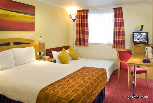 Glasgow Airport Express by Holiday Inn guest room