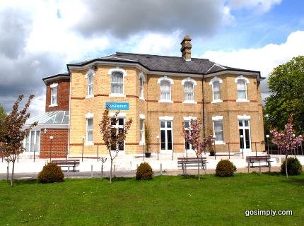 Exterior of the Gatwick Cambridge Hotel