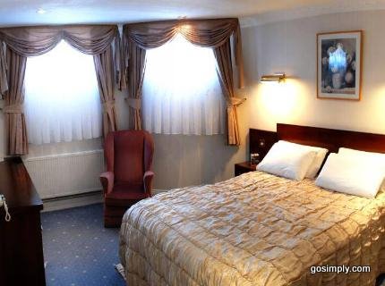 Gatwick Cambridge Hotel guest room