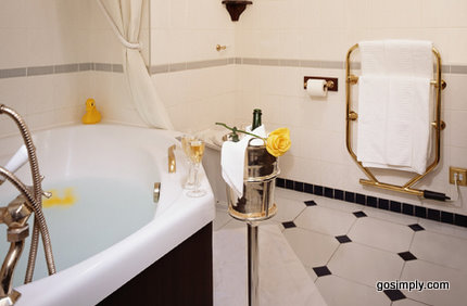 Gatwick Copthorne Hotel guest bathroom