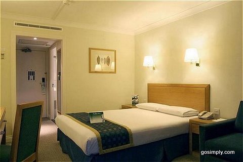 Guest room at the Holiday Inn Gatwick