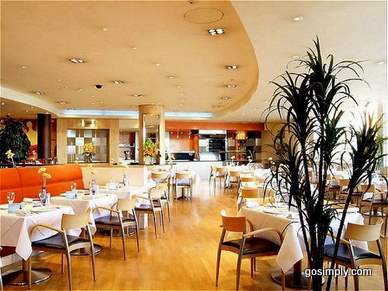Dining area at the Heathrow Holiday Inn Ariel