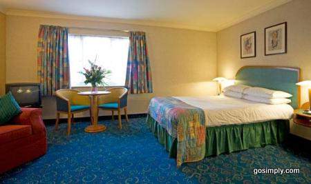 Guest room at the Comfort Inn hotel Heathrow