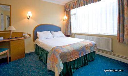Comfort Inn Heathrow Airport guest room