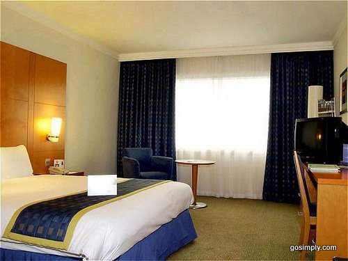 Heathrow Holiday Inn M4 J4 guest room