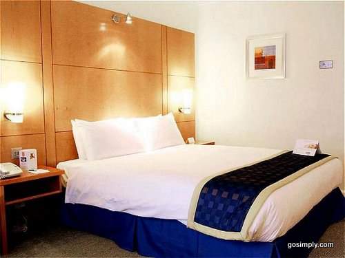Guest room at the Holiday Inn M4 Heathrow