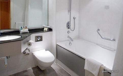 Bathroom in Crowne Plaza Heathrow guest room
