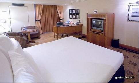 Heathrow Airport Crowne Plaza Hotel guest room