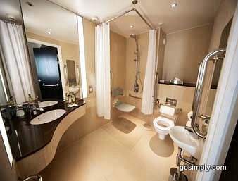 Heathrow Ramada Hotel bathroom