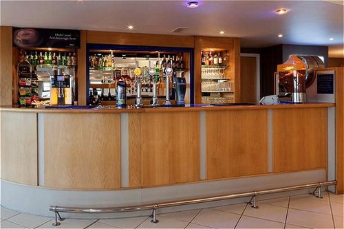 Luton Airport Holiday Inn Express hotel bar
