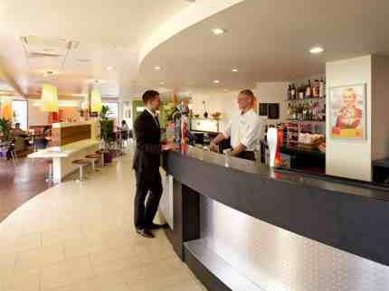 Luton Airport Ibis Hotel bar
