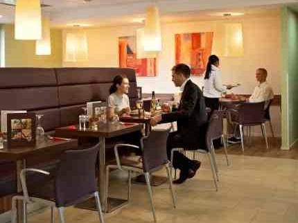 Luton Airport Ibis Hotel dining area