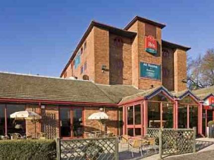 Exterior of the Ibis Hotel Luton Airport