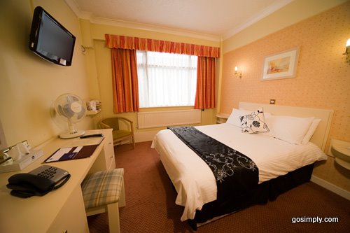Guest room at the Cresta Court Hotel Manchester