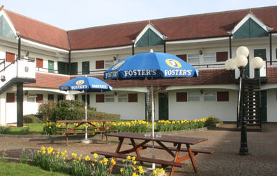 Bristol Airport Town and Country Lodge Hotel courtyard