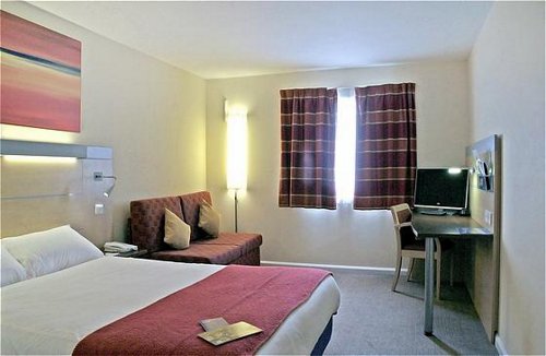 Double bedroom at the Holiday Inn Express Cardiff Airport