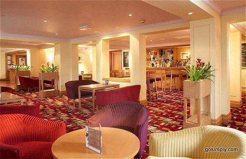 Manchester Airport Holiday Inn hotel bar and lounge