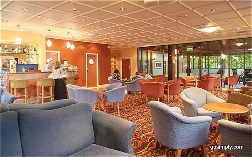 Manchester Airport Holiday Inn Club Motivation Lounge and Bar