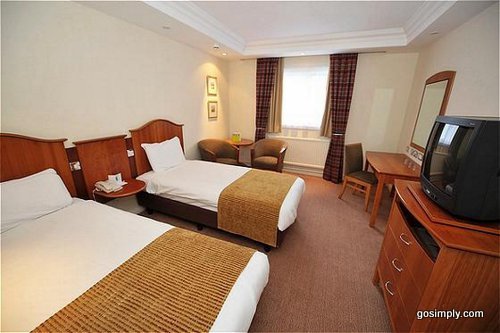 Manchester Airport Holiday Inn guest room
