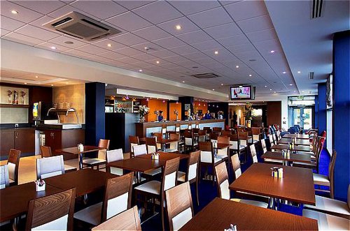 Holiday Inn Express Liverpool Airport restaurant and bar