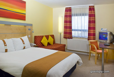 Belfast Airport Holiday Inn Express guest room