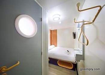 easyHotel Heathrow guest room