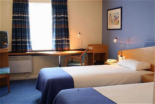 Twin bedroom at the Holiday Inn Express NEC for Birmingham Airport