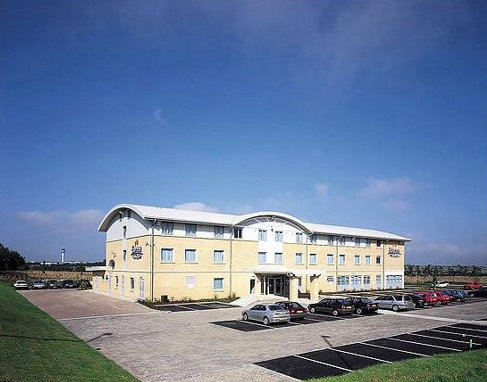 Exterior of the East Midlands Airport Holiday Inn Express